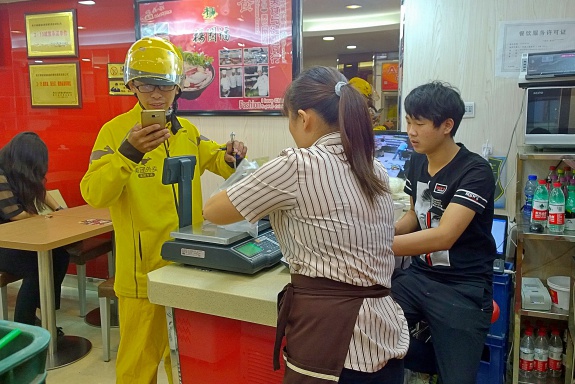 Meituan-Fahrer holt Essen ab