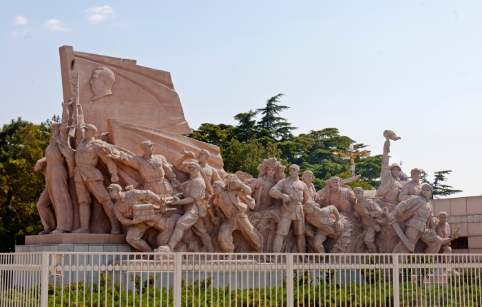 Sculpture_of_revolutionary_struggle_at_Mao_Zedong_Mausoleum,_Tiananmen_Square
